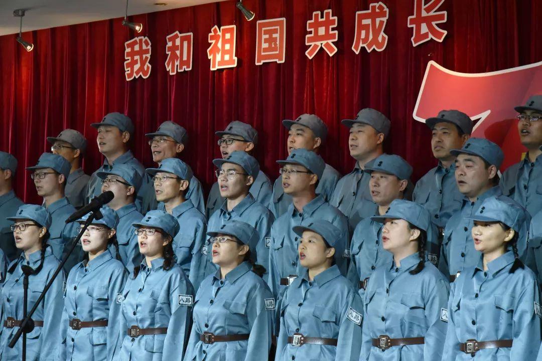 这两个照片里的女生，哪个更好看？